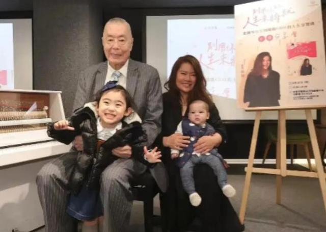 三婚娶小37岁徒弟，81岁生女，84岁生儿，如今住美国豪宅好不惬意