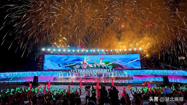 回看第十六届中国长江三峡国际旅游节开幕式上的精彩瞬间