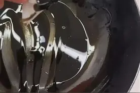 金龙鱼食用油加热后出现黑色沉淀物？图片