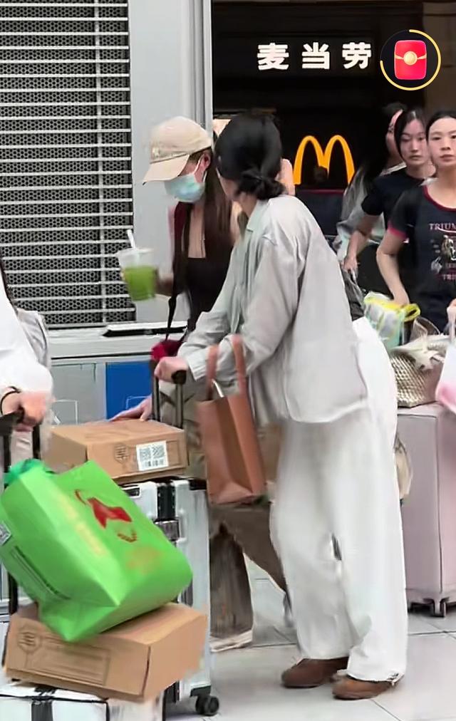 车站遇见参加完九三阅兵的女民兵，脱下迷彩服换上便装，个高时尚