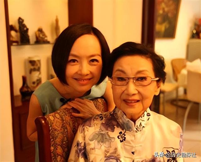 70年代，夏梦等人的罕见合影，她美得无可挑剔，堪称绝代佳人