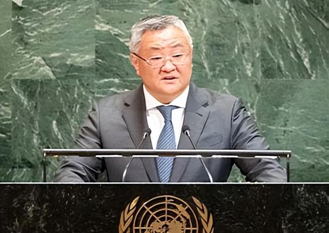 中国拒绝收手，高市下属叫嚣拥核，第一个支持日本的国家出现？