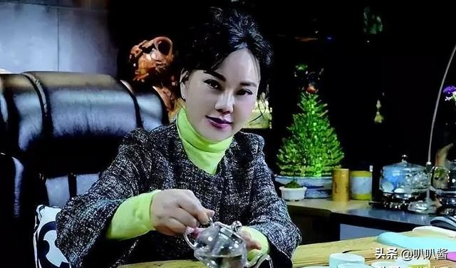 一顿饭上百万，8年敛财14亿，“金融才女”朱丽丽最终是何下场？