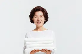 老妈让52岁女儿回家待客做饭，女儿说身体不舒服：3千就别回来了图片