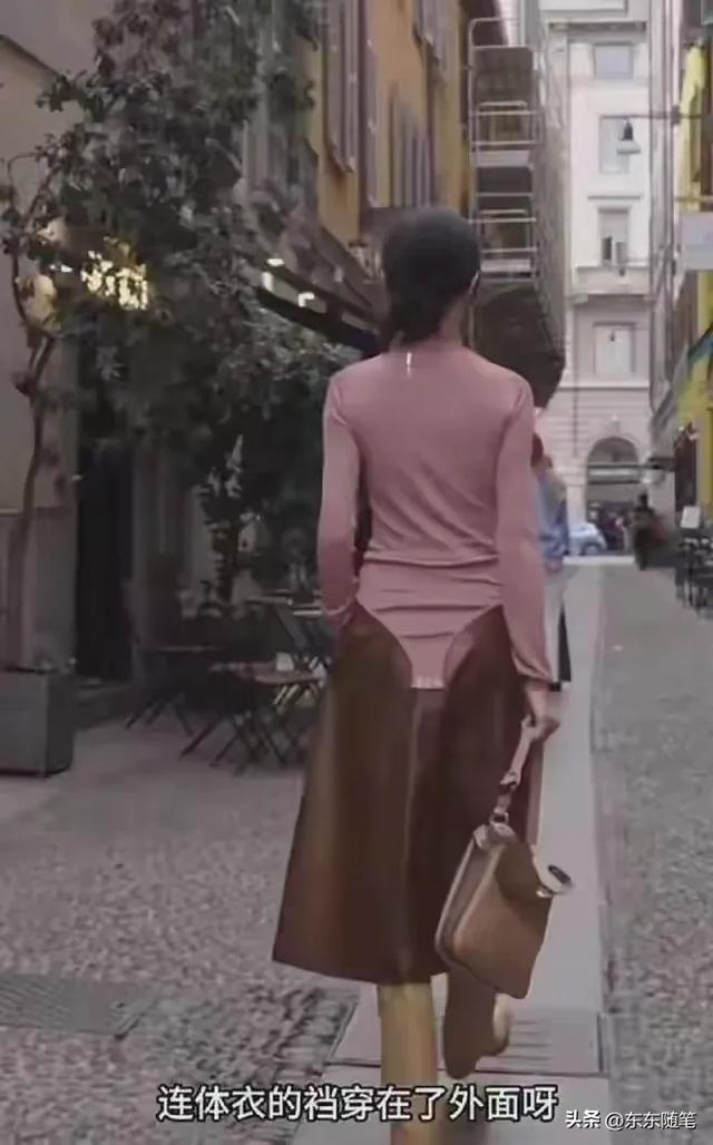 唐嫣在国外很豪放！穿连体衣下面不系扣	，难道不好好穿衣就时髦？