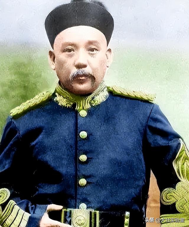 袁世凯的真实老照片：穿龙袍坐龙椅接受朝拜，姨太太确实漂亮！