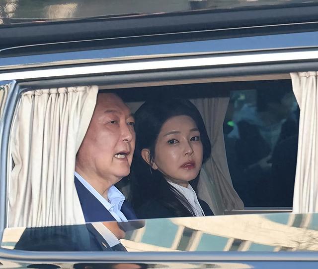 64岁的尹锡悦，为了从李在明手里活命，脱了衣服在囚室满地打滚