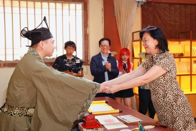 美国商界考察团踏访敦煌阳关 沉浸式体验丝路文化