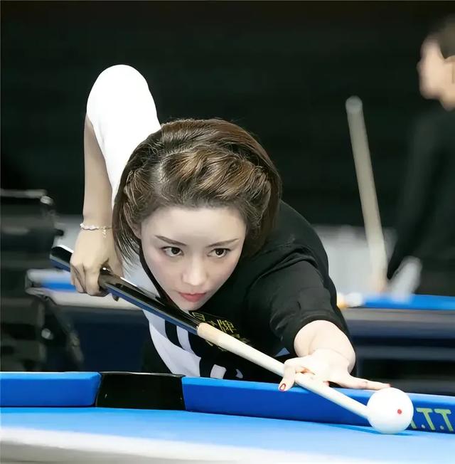 女子花式九球打法选手，潘晓婷：写真欣赏。