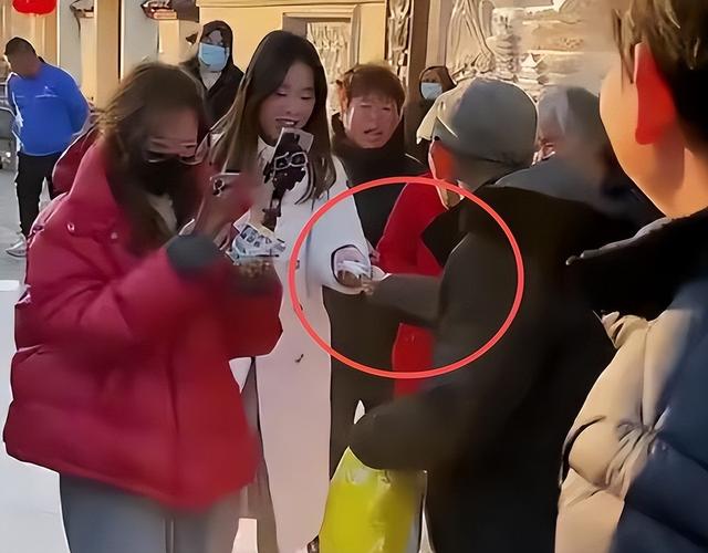 人心不足蛇吞象！刘强东给家乡发年货，恶心事发生，大衣哥没说错