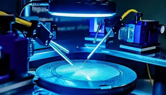 中国疯狂囤光刻机，却不急造芯片？西方专家：这盘棋下得太长远