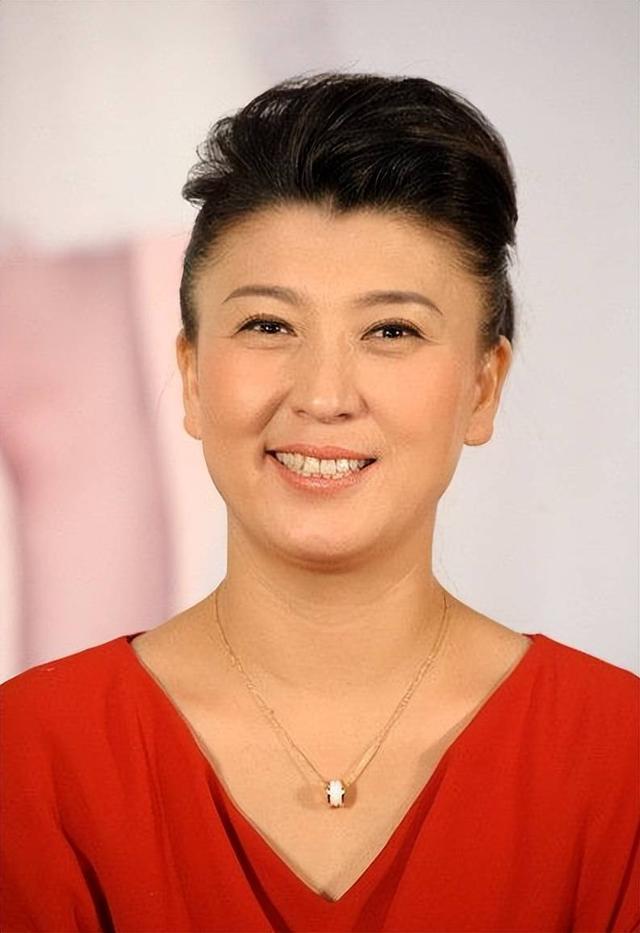 闫学晶就这样改写了自己的结局，留下的3个疑问，是时候该解开了