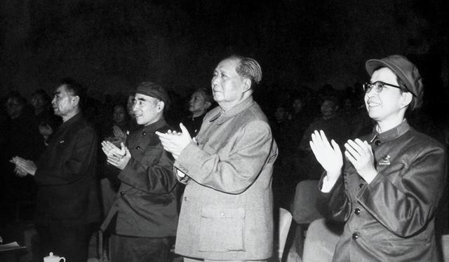 95岁汪东兴罕见露面，接受采访时曾直言：不少人都钻到了钱眼里