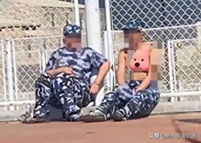 又一个军训女生走光？当众脱衣炫花臂，开放程度堪比“董小姐”