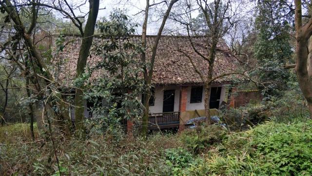 重庆南山有一座荒废庄院，曾是停放棺材的地方，胆小的人不敢靠近