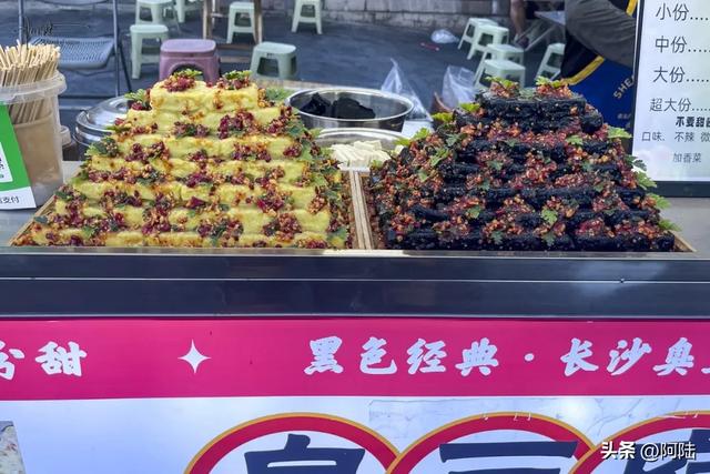 每当夜幕降临，一半天台人好像都在新城广场，这里的夜市太热闹了