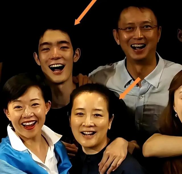 她是国家一级演员，多次给坐轮椅丈夫戴绿帽，如今儿子也是演员