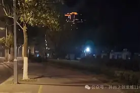 深夜出现在路边的花季少女图片