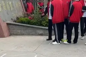 开封一中学回应“不让学生进校拍毕业照”：个别学生没遵守中学生日常行为规范，整改后再拍图片