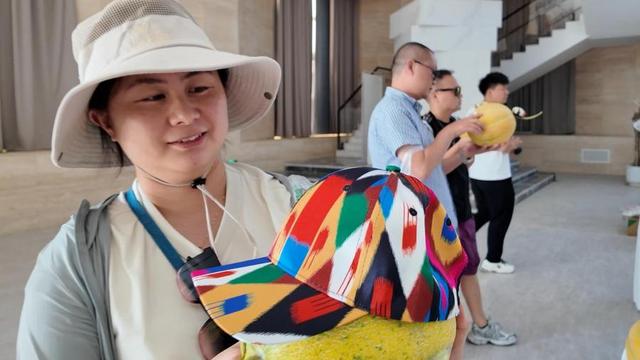 天山脚下“瓜”分天下丨巴里坤机场首航，“甜蜜”即刻起飞