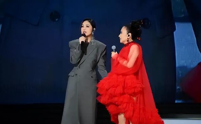 78岁连路都走不稳还开演唱会，全网骂声一片，她却扬言回馈粉丝