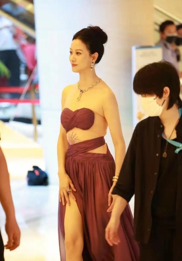倪虹洁这肚子是长胖了吗？怎么肉嘟嘟的！