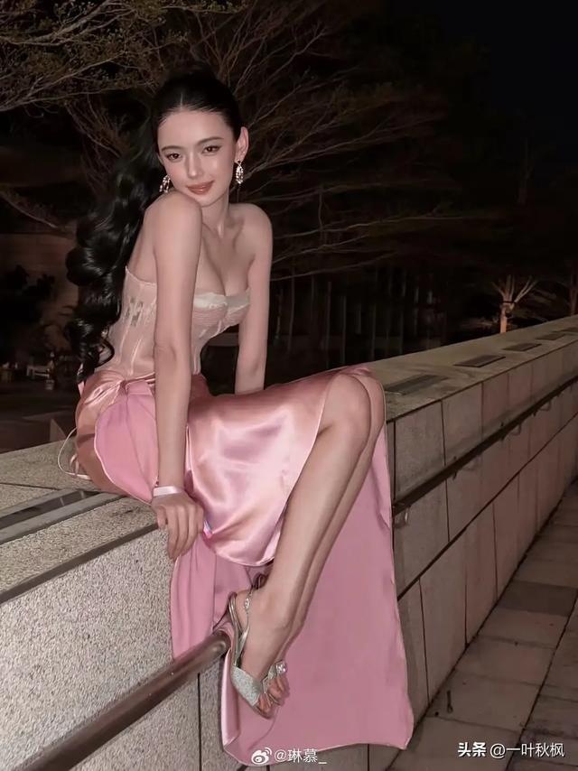 哇塞!这身材!这样貌!这腿!感觉她太吃亏了,根本没现实中好看