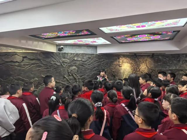 凤县开展“探寻古羌秘境 传承民族文化”文明实践活动 200余名学子沉浸式感悟羌族文化魅力