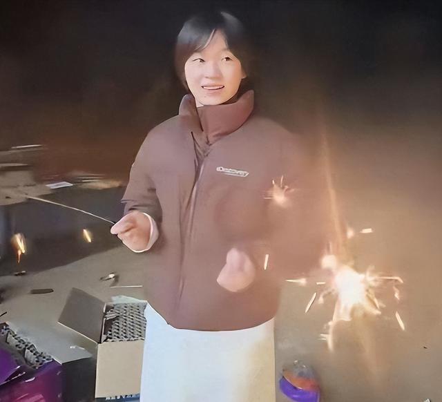 全红婵回乡过节	，父亲巨资布置夜景，国家队的去留再添悬念