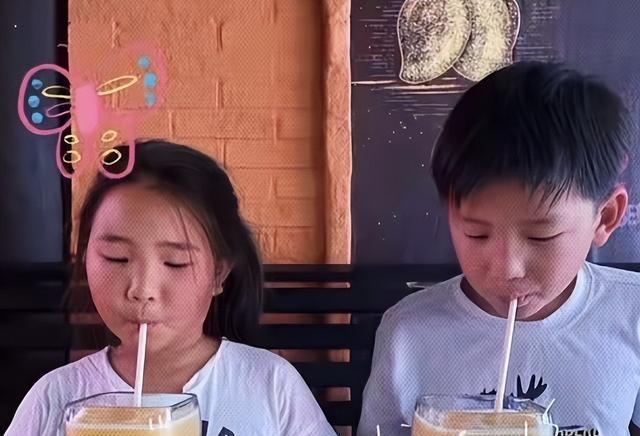 39岁何洁不忍直视，腋下勒出副乳肚子三层肉，要养4个娃操劳疲惫