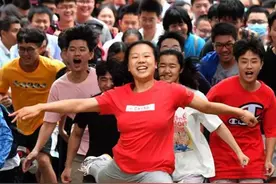 2020年湖南考生罗子欣：冲出考场跳“一字马”，成绩出来让人破防图片