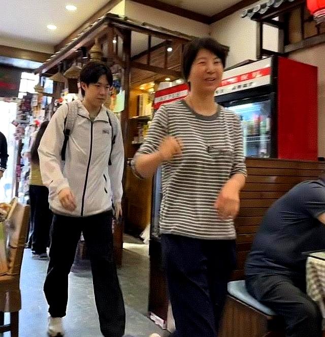 王楚钦一人到餐馆吃饭，老板娘亲自相迎，阿姨好热情，大爷好可爱