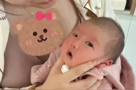 上围澎湃！高钧贤拍片记录老婆喂奶片段，意外曝光对方傲人身材图片