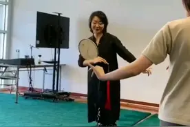 李胜素并没那么光鲜夺目，素颜暗沉像农家大婶，但气质优雅端庄！图片