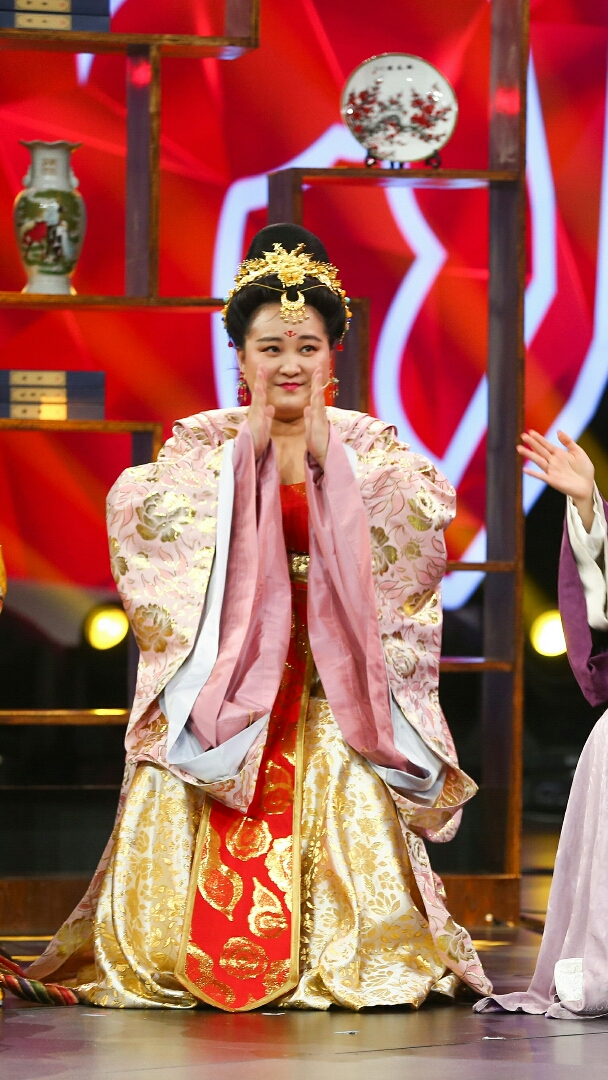 “消失”一年后，43岁的贾玲官宣喜讯，全网恭喜，终于等到这一天