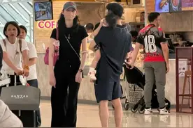 奚梦瑶真好命！全家泰国出游，何猷君全程抱娃，30万爱马仕随便放图片