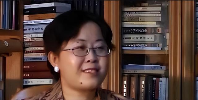 她不仅洗白侵华日军，还称国人为东亚病夫，被开除党籍后现状如何
