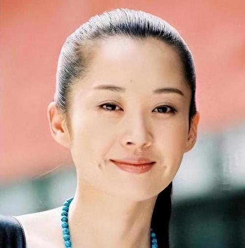 她一生 “风流成性、老少通吃”，撩汉无数，现如今56岁却依旧单身