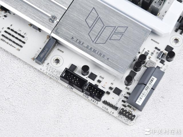 布局优化升级WIFI7 华硕B850重炮手白色版主板评测