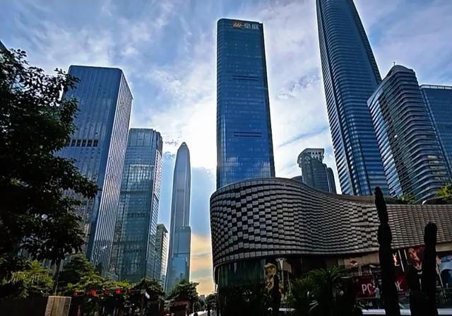实拍深圳商务中心区摩天楼最密集区域，天际线真壮观！