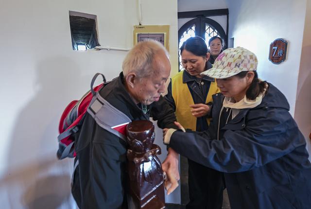 秋爽登文峰 塔下聚宾朋