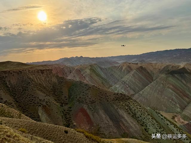 努尔加的七彩丹霞壮美如油画