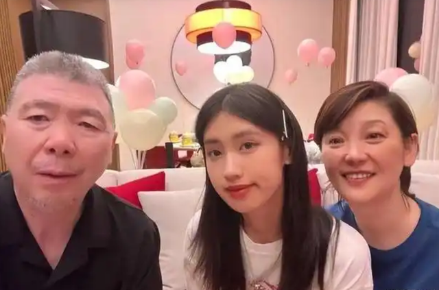 徐帆不再隐忍，高调回应和冯小刚离婚传闻，16字回应字字扎心