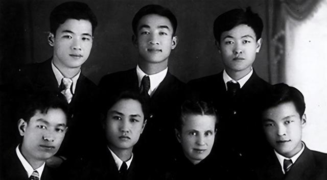 李鹏总理年轻时有多帅？1959年在吉林留影，31岁玉树临风气质不凡