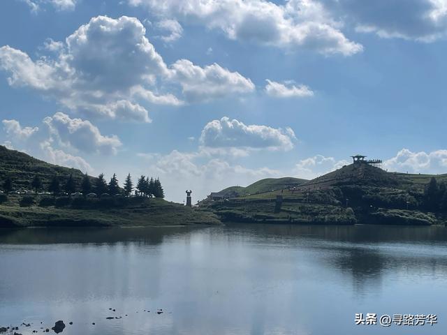 在乌蒙大草原的山坡上等风来