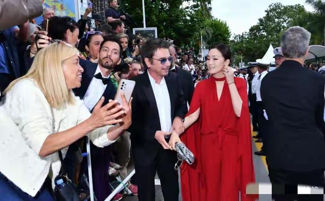 恩爱了6年，76岁的法国老公衰老萎缩，59岁的巩俐正绚烂如花