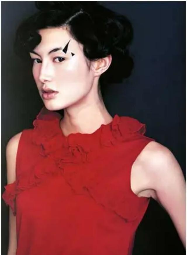 迷倒谢霆锋的玉兰油姐姐，25年后变成这样了？