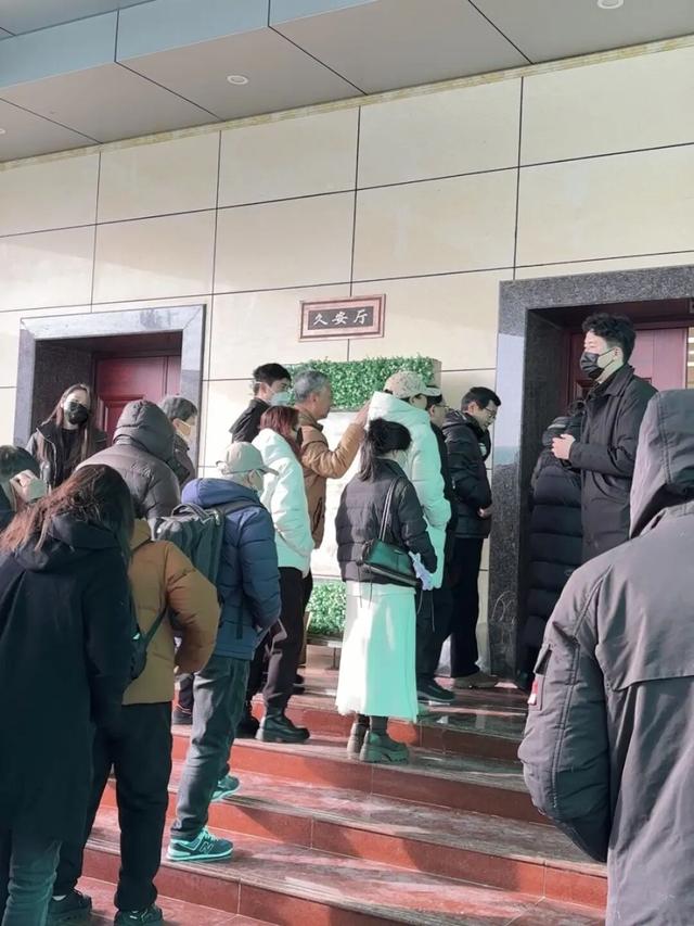 演员何晴告别仪式在京举行，六小龄童、唐国强送来挽联，儿子深情追忆：妈妈喜欢雪，北京初雪是为她而下