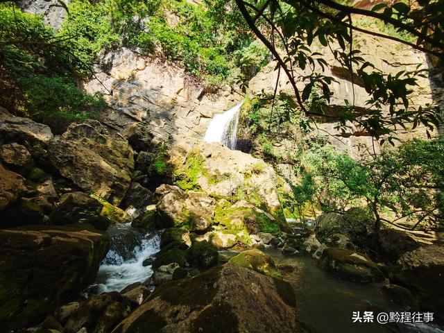 一个洞内烟云氤氲的躲匪洞，一个白练如幕的暗河瀑布