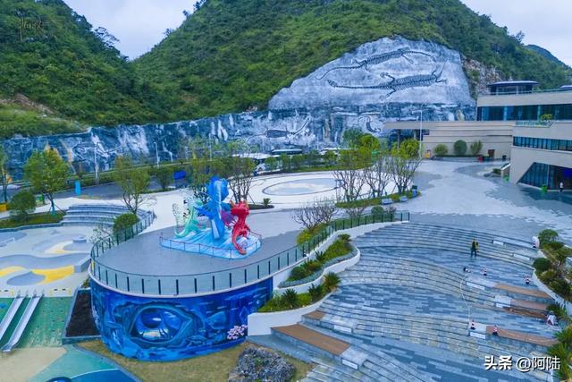 “桥遇三叠纪,云渡花江水”,这个服务区悄然成为贵州最火新地标